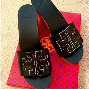 Tory Burch Ines Wedge Sandals Sz 8
Black/ Spark Silver